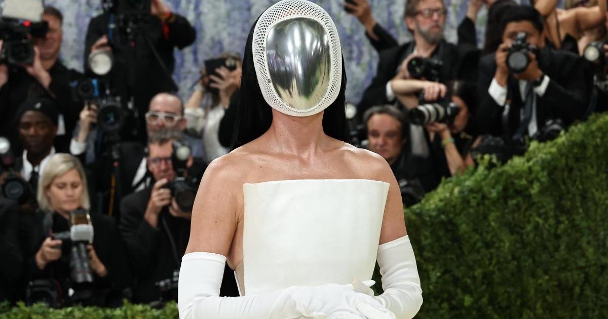 Katy Perry Goes Incognito in Futuristic Mirror Mask at 2026&hellip;