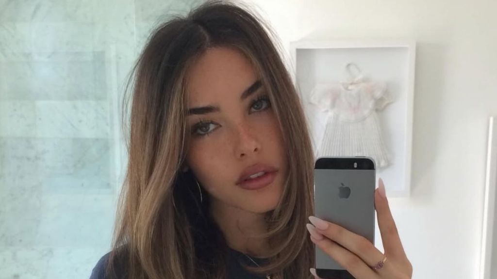 Madison Beer’s Leg-Baring Mini at Concert Has Fans Catching Their Breath