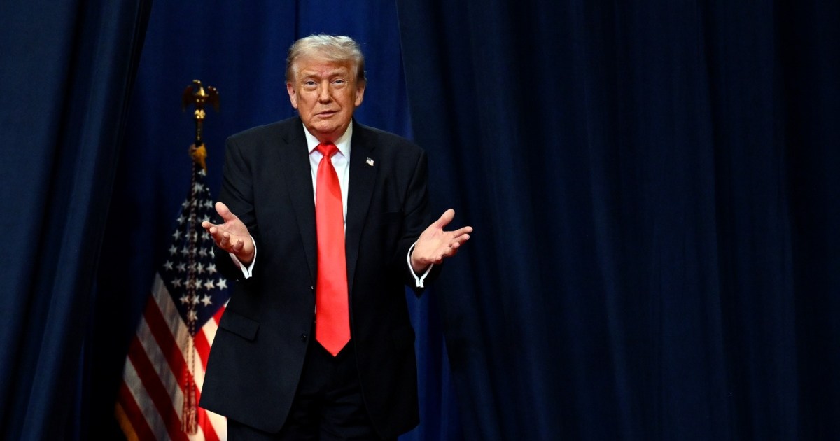 Donald Trump Makes Surprise Visit to Lincoln Memorial&hellip;