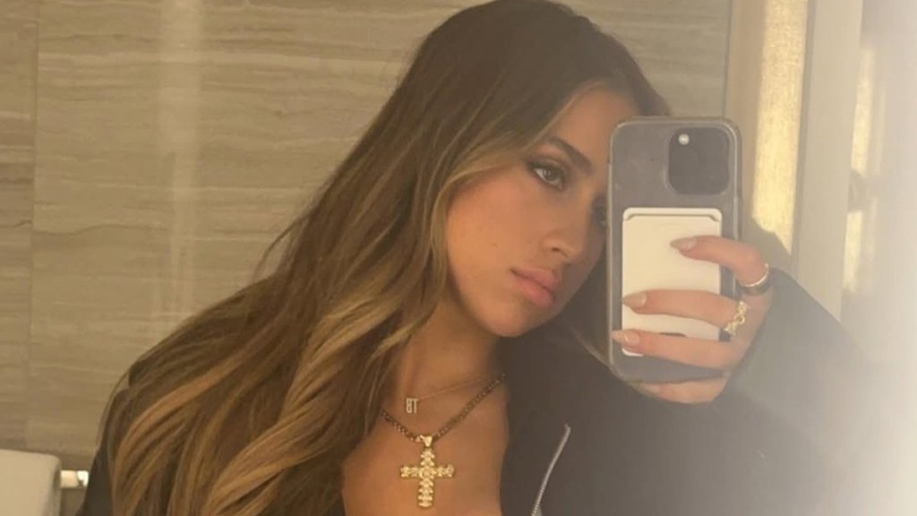 Tate McRae Blesses Fans With Hot Bra-Top & Tiny Micro Shorts Combo