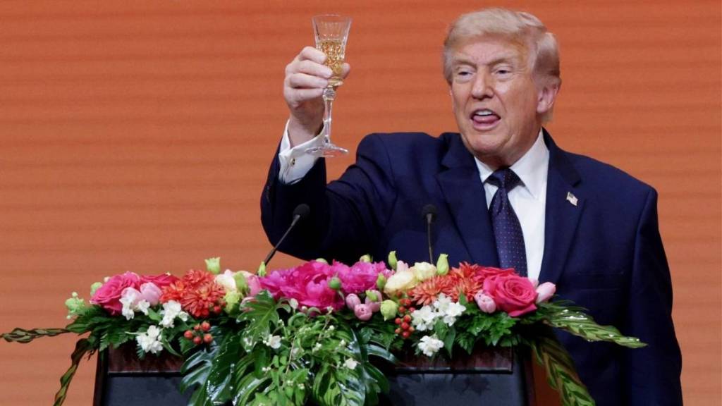 'Does Donald Trump Drink Alcohol?' Trends After Viral State Dinner Video