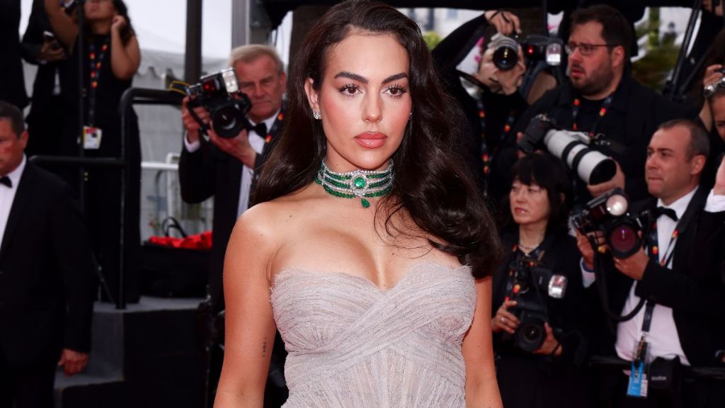 Cristiano Ronaldo’s Fiancée Drops Jaws in Curve-Hugging Plunging Look