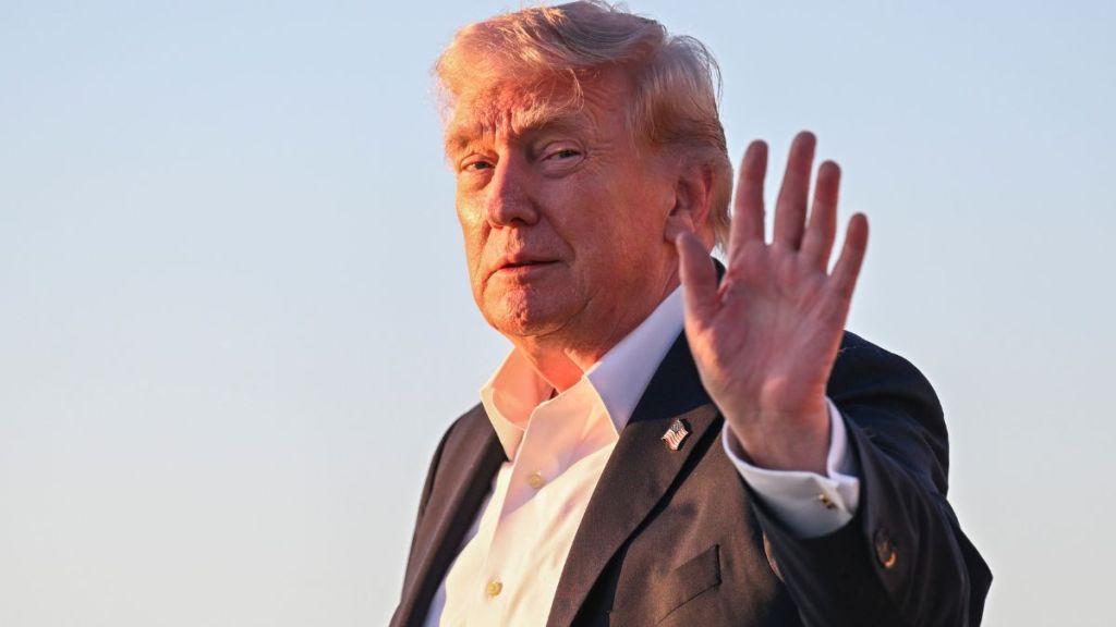 Donald Trump Receives Warning of 'Absolute Collapse' Over New Poll