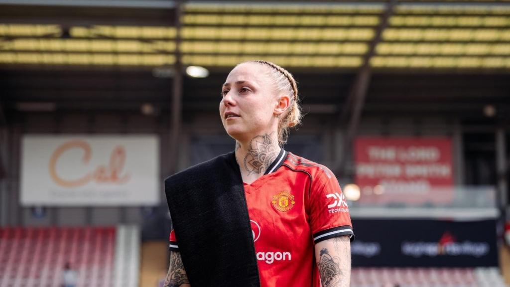 Leah Halton’s Deep V-Neck Top Is So Baring, It Looks Like a Scarf