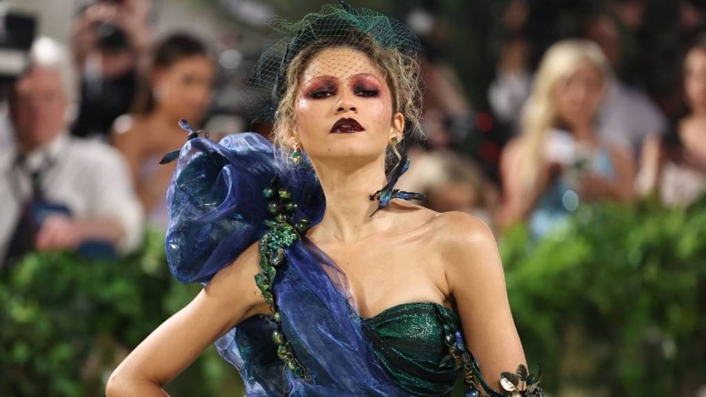 Zendaya Wows in Ultra-Plunging Look That Highlights Her Toned Abs