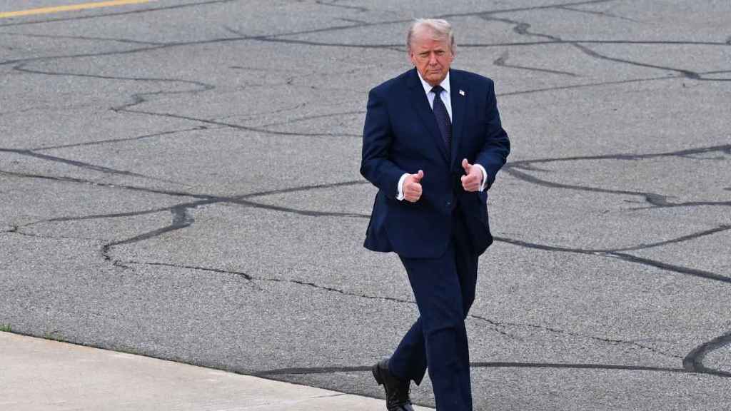 Donald Trump sued by Vietnam veterans over arch construction