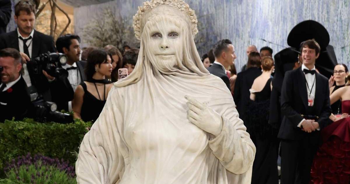 Heidi Klum’s Nude Illusion Dress Turns Her Into a Living&hellip;