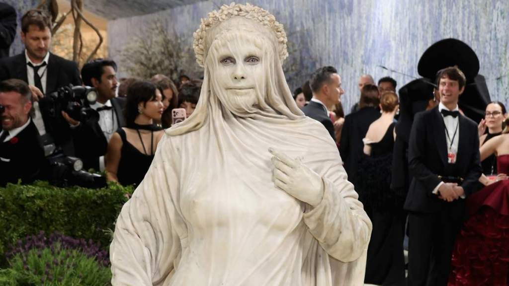 Heidi Klum's Nude Illusion Dress Turns Her Into a Living Statue at Met Gala