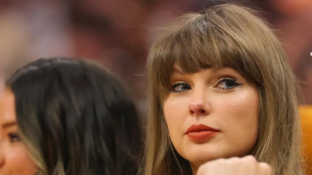 Taylor Swift's Face Card at Knicks Game Has Fans Saying 'It's a 10'