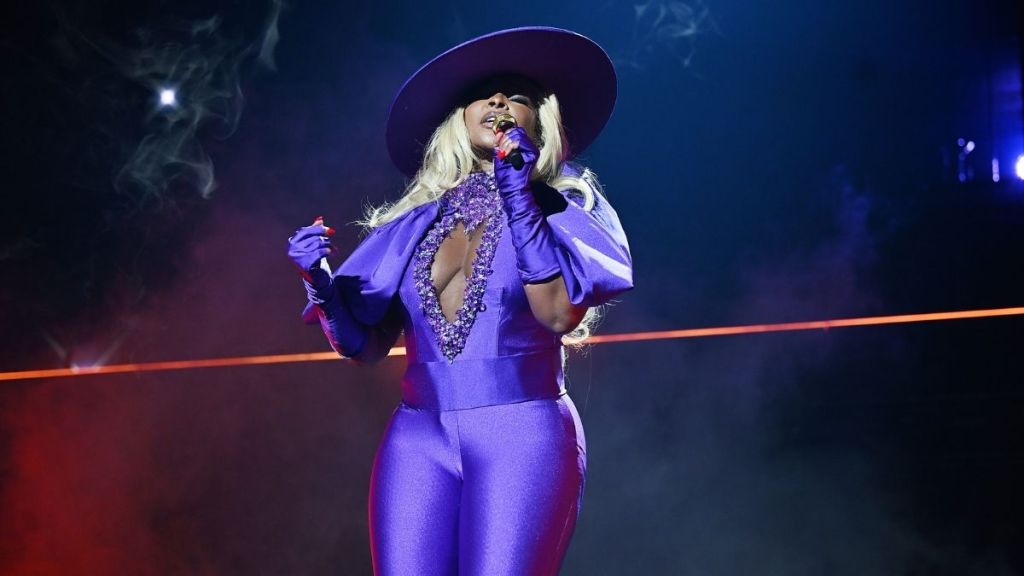 R&B Icon’s Lazy Performance Sparks Fan Outrage: ‘It’s Okay To Retire’