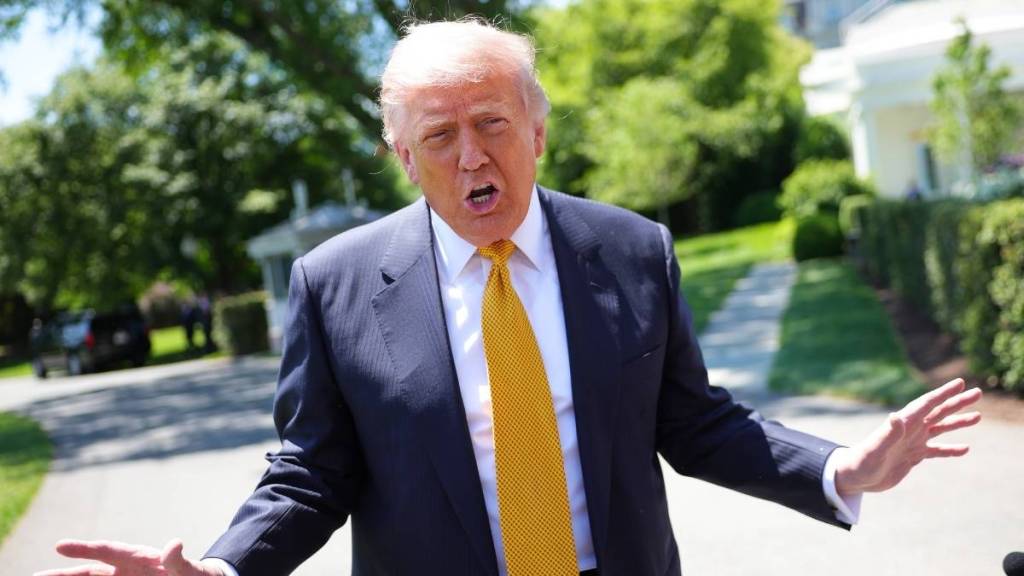 Donald Trump Slams NFL’s Costly Streaming Pivot After Dismissing Financial Concerns Amid Iran Tensions