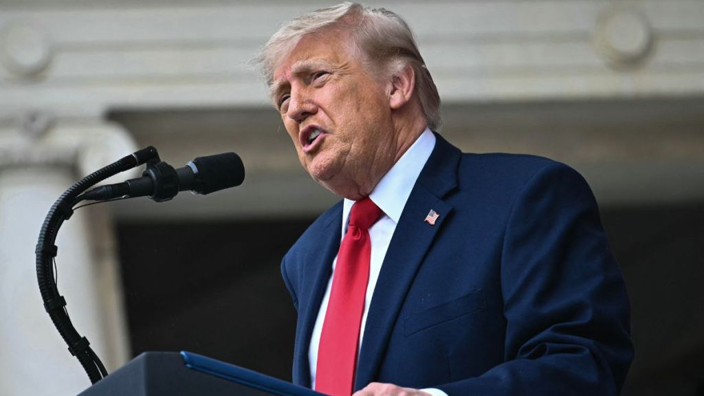 Donald Trump's Fixation on White House Pillar Raises Eyebrows