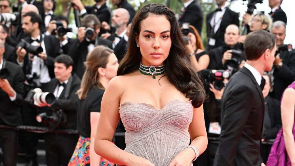 Cristiano Ronaldo’s Fiancée Turns up the Heat in a Tiny Lacy Dress