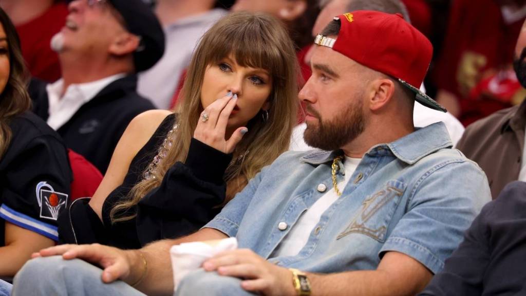Taylor Swift Helps Travis Kelce Make a Young Fan’s Day at NBA Game