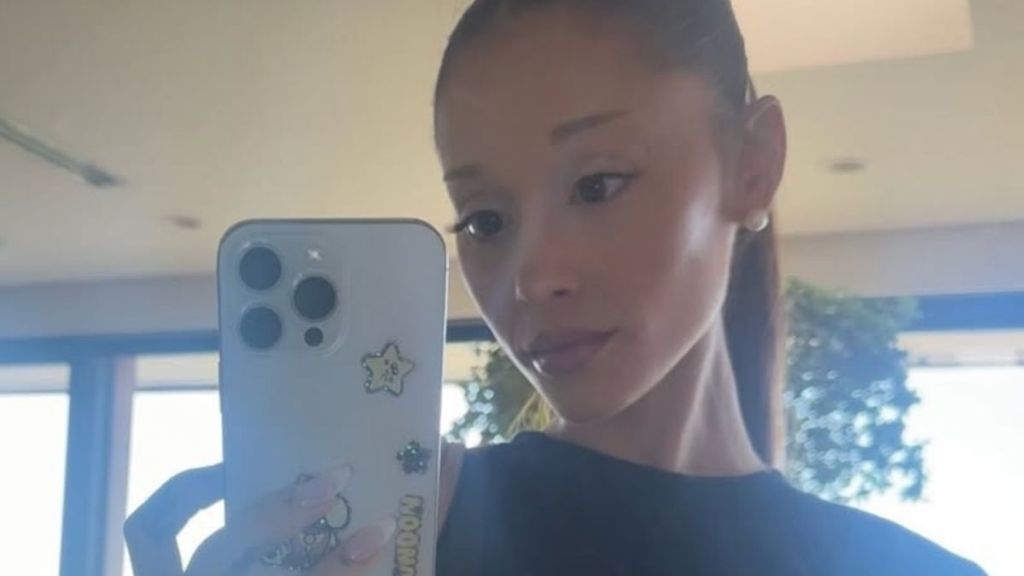 Ariana Grande Uses ‘Great T**s’ Clip in Response to Wardrobe Malfunction