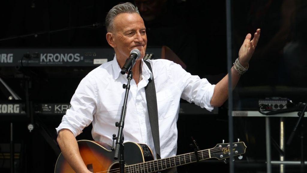 Bruce Springsteen Uses Barack Obama’s Own Words to Introduce His Song