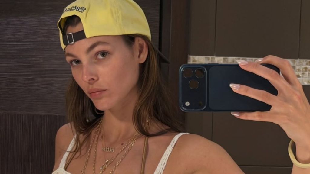 Leonardo DiCaprio’s Girlfriend’s Vibrant Bikini Comes With a Hard-To-Miss Detail