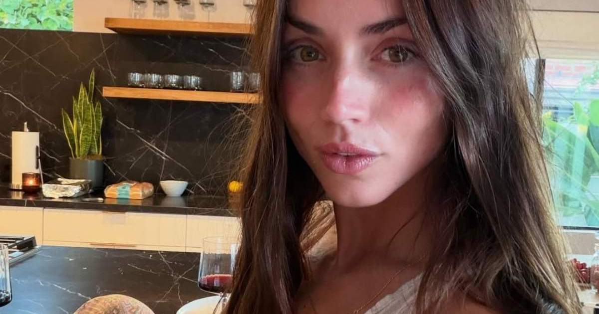 Ana de Armas Puts Her Toned Abs on Full Display in a Tiny Bra-Top