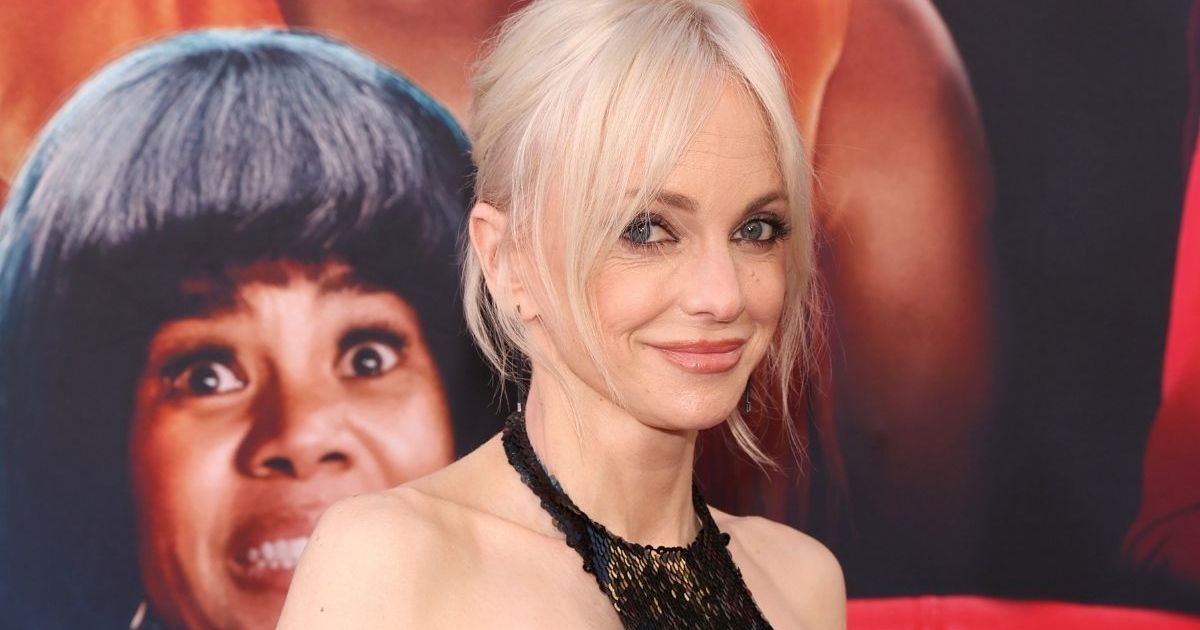 Anna Faris’ Cutout-Heavy Dress Leaves No Room for Playing…