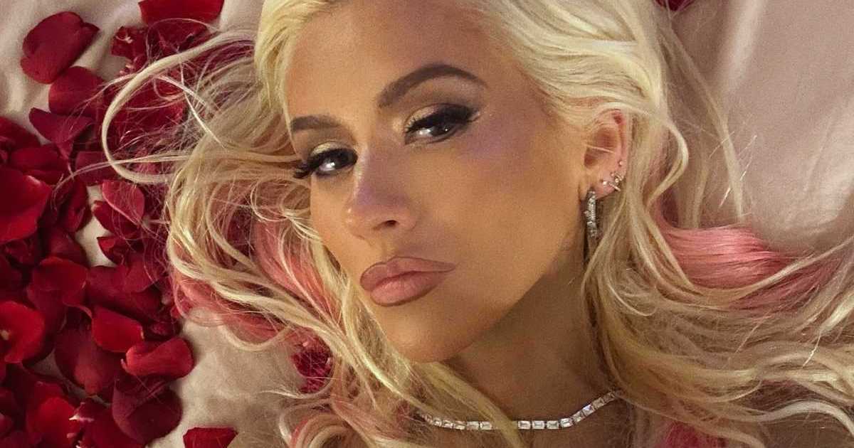 Christina Aguilera’s Plunging Dress Boasts Large&hellip;