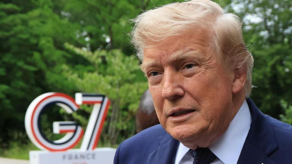 Donald Trump Appears Unsure Where to Go After G7 Group Photo