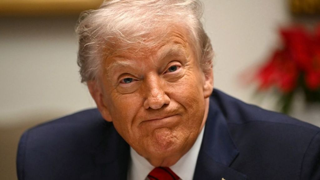 Donald Trump Posts Fake Pool Image in New Barack Obama Swipe