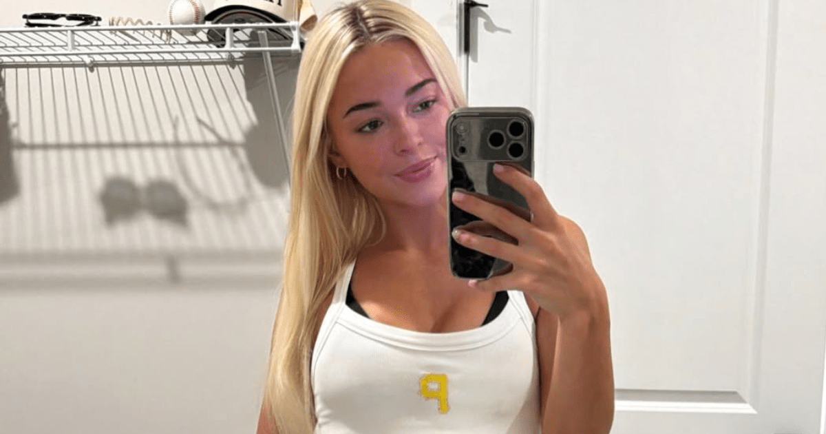 Livvy Dunne Turns Heads in Tiny Plunging Crop Top With a Cheeky Bra Peek Livvy Dunne Turns Heads in Tiny Plunging Crop Top With a Cheeky Bra Peek