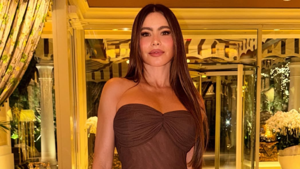 Sofia Vergara bikini Sofia Vergara Brings Back a Bikini Moment That Highlights Her Hourglass Figure