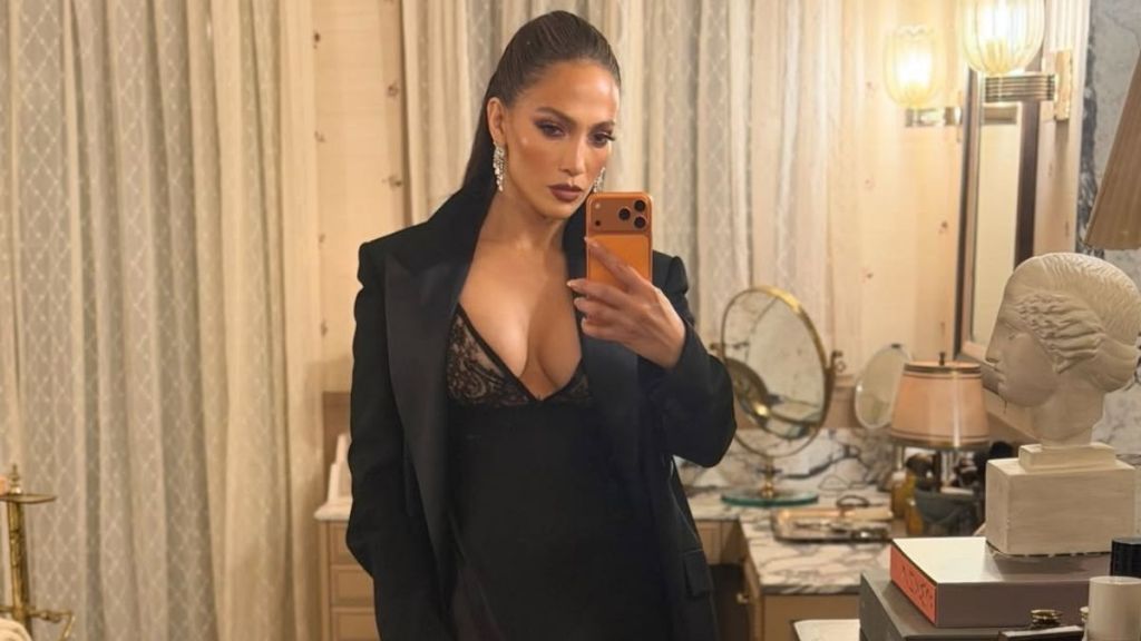Jennifer Lopez's Dressing Room Photo Is a Step Too Far in Boldness