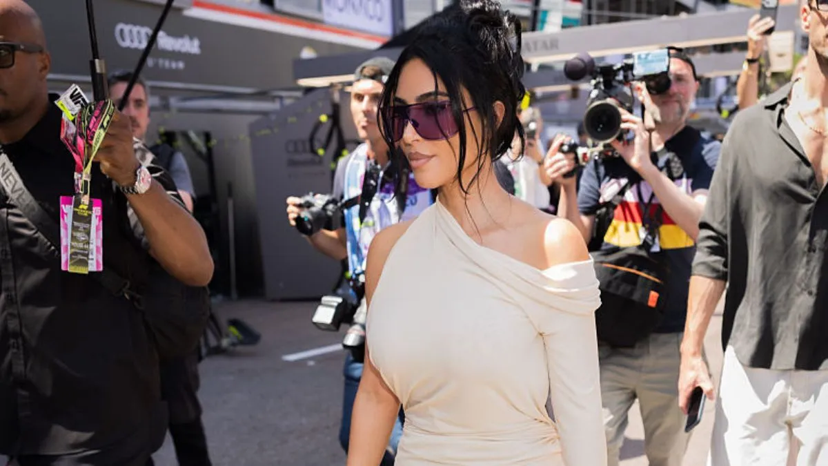kim-kardashian-s-fully-backless-gucci-dress-has-a-surprise-slit-in