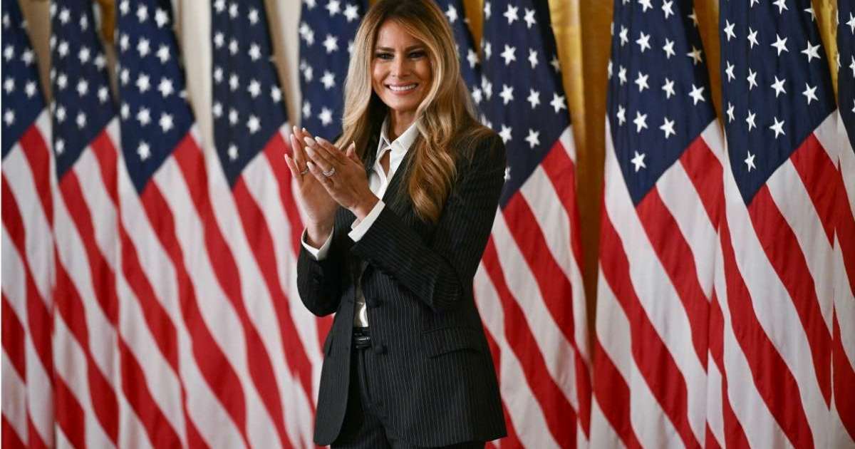Melania Trump’s Awkward White House Applause Moment Sparks…