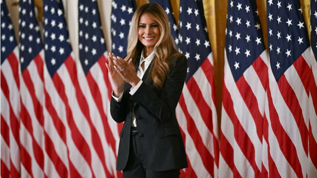 Melania Trump's Awkward White House Applause Moment Sparks Buzz ...