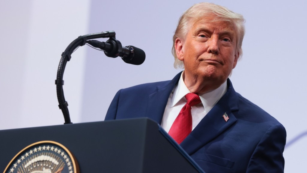 Donald Trump’s Speech Was Interrupted by Man Raising Both Middle Fingers