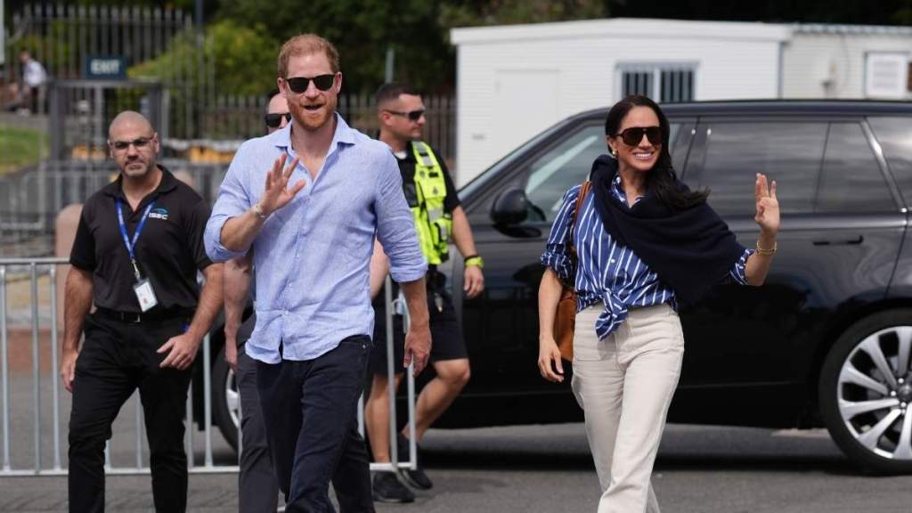 Meghan Markle & Prince Harry ‘Trying to Blackmail’ Royal Family — Expert