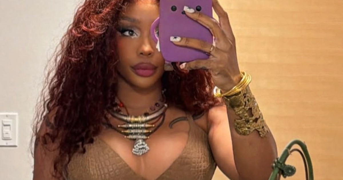 SZA's Curve-Clinging Dress Is All About One Daring Neckline