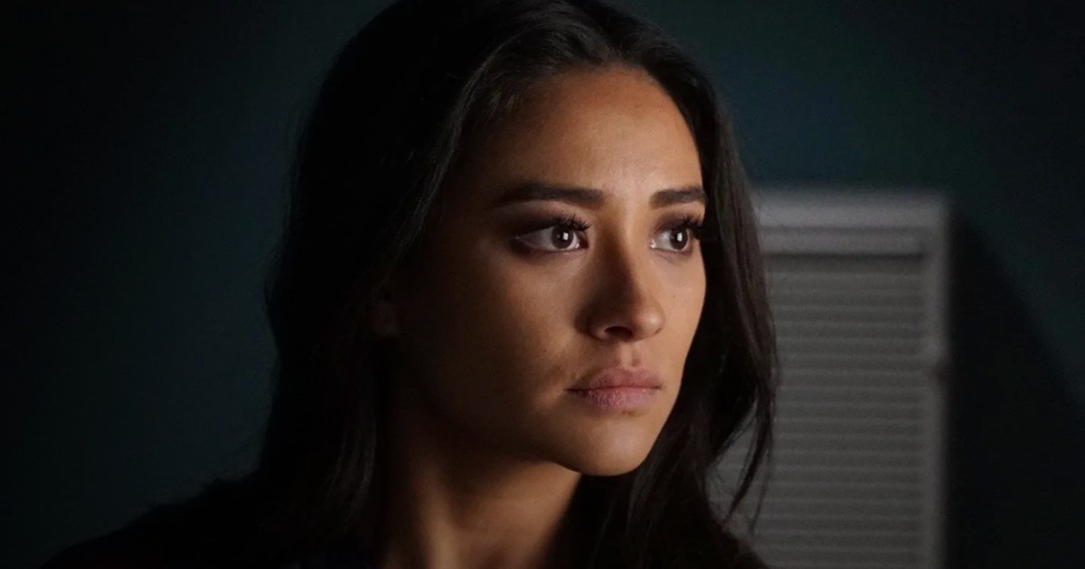 Shay Mitchell’s Cleavage-Baring Off-Shoulder Dress Barely Hangs on by 2 Straps Shay Mitchell’s Cleavage-Baring Off-Shoulder Dress Barely Hangs on by 2 Straps