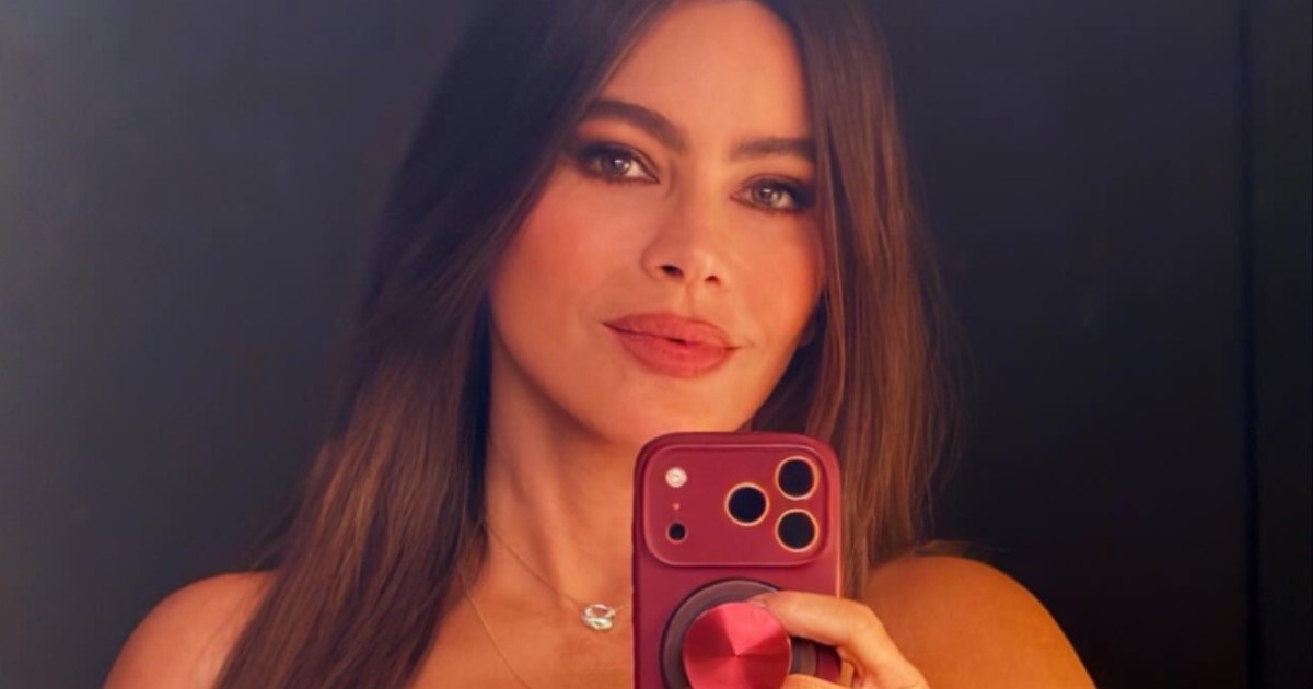 Sofia Vergara Performs Side Plank Leg Lift in Eye-Catching Tights
