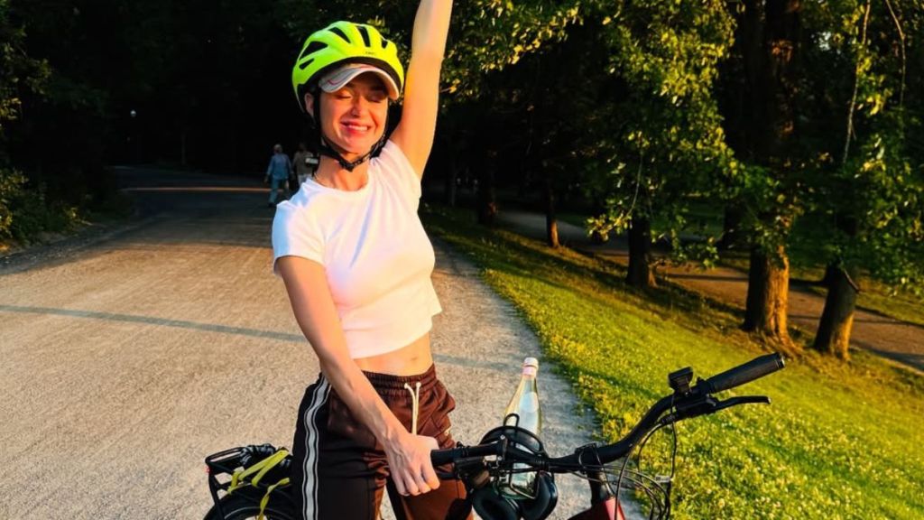 Katy Perry's Cropped Top Adds Extra Heat to PDA-Filled Outing