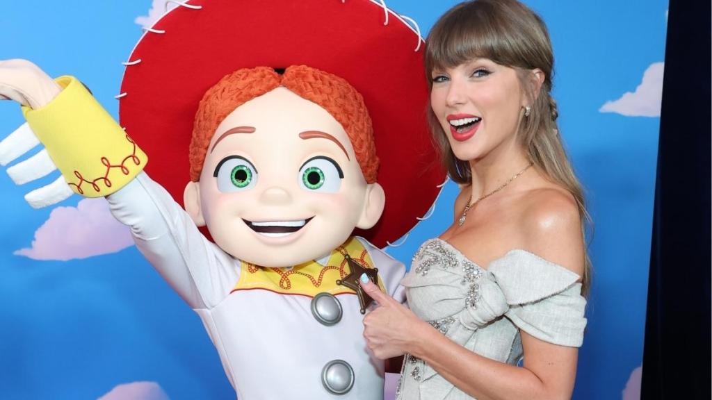Taylor Swift's Plunging Oscar de la Renta Gown Dares To Dip Super Low