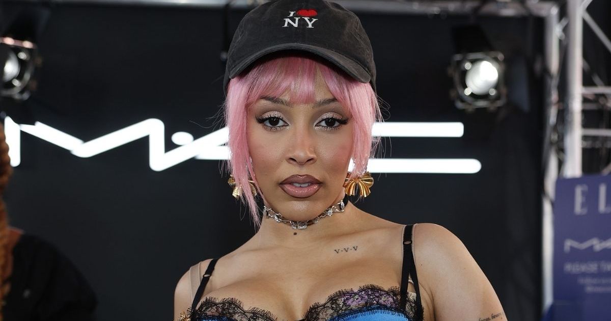 Doja Cat Spreads Her Legs on Stage in Daring Bow-Adorned Fit