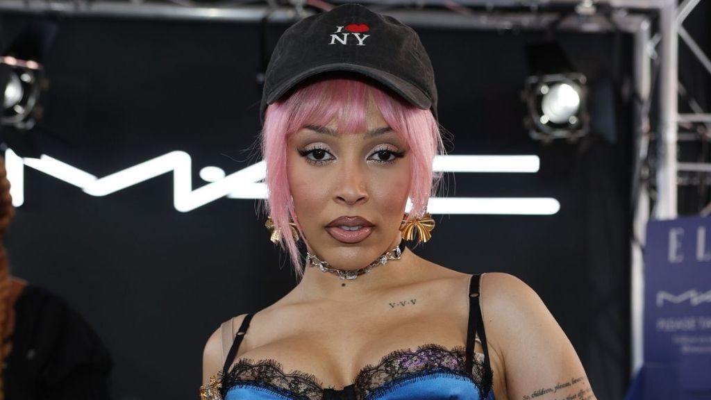 Doja Cat Spreads Her Legs on Stage in Daring Bow-Adorned Fit