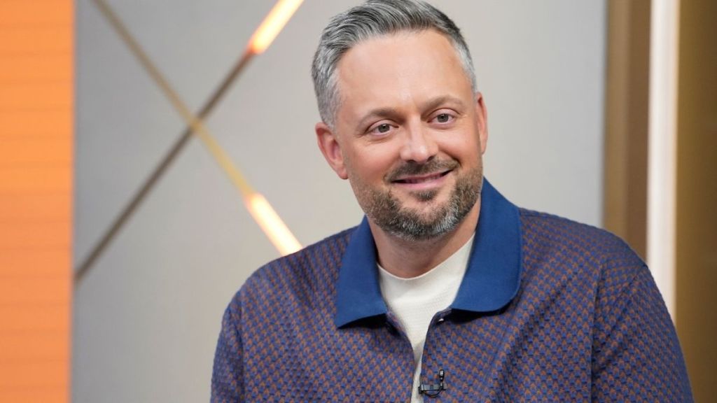 ‘Not Political’ Nate Bargatze in Photo With Donald Trump’s Family at White House UFC Event
