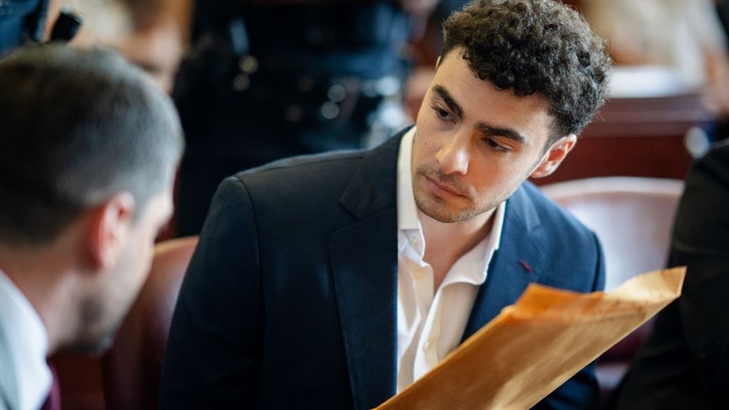 Luigi Mangione Lawyers Reverse Course on Psychiatric Defense Claim