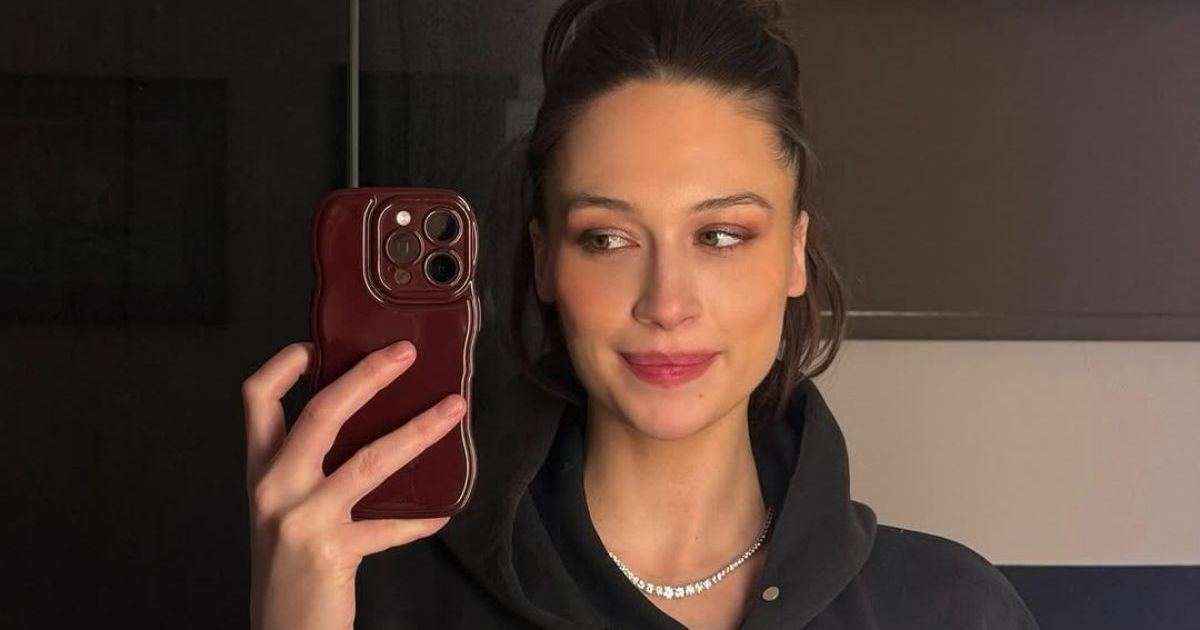 Elsie Hewitt Sunbathing in Flirty String Bikini Sends a Message