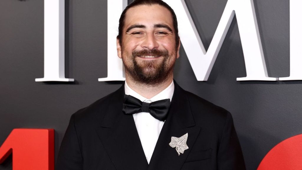 Noah Kahan Asks Concertgoers Not to Poop on the Venue Floor