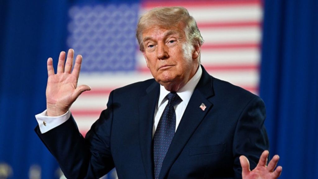 Top Docs Claim White House Is Concealing Info From Donald Trump’s Recent Health