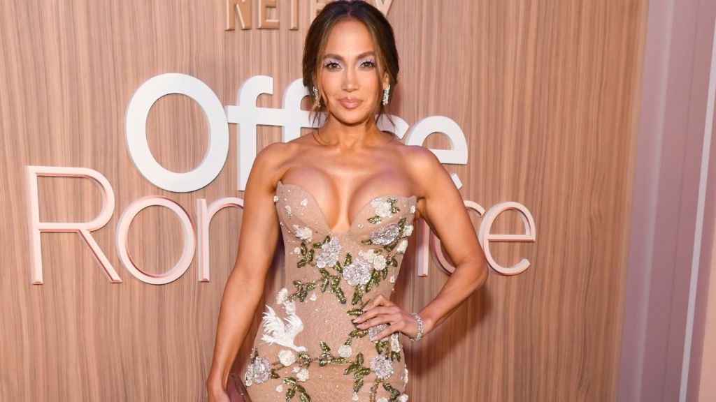 Jennifer Lopez’s Bikini Scene in ‘Office Romance’ Took Serious Preparation