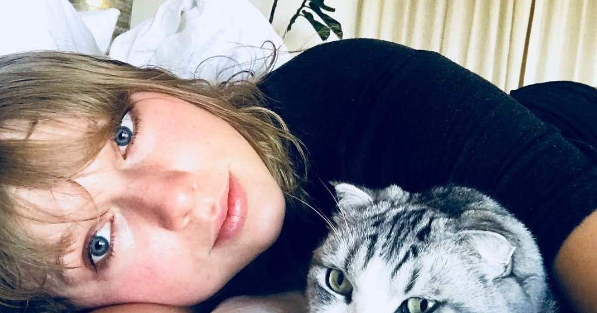 Taylor Swift Blew a Kiss in a Tiny Knicks Top & the Internet Noticed