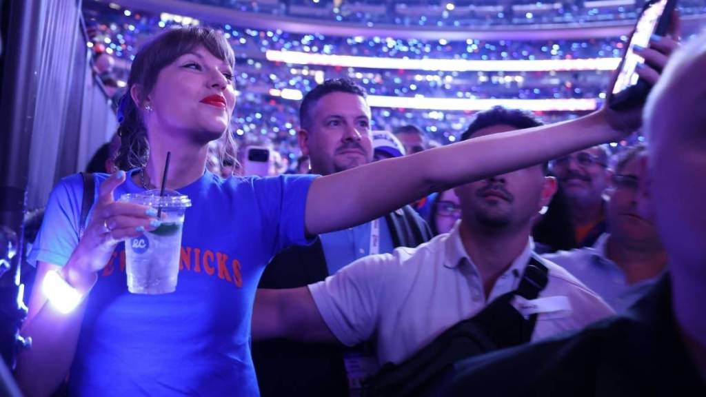 Hank Azaria Explains Why Taylor Swift’s Knicks Appearance Bothered Him