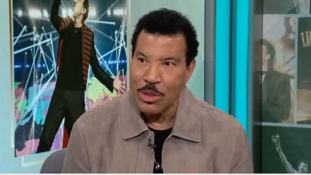 Lionel Richie Forced to End Tour Opener Early After Falling Ill on Stage